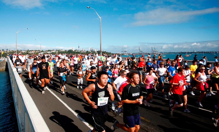 Hundreds of runners on the streets along Auckland waterfront