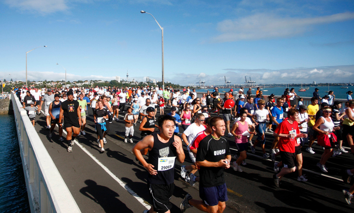 Hundreds of runners on the streets along Auckland waterfront