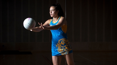 Holly Fowler throwing a netball