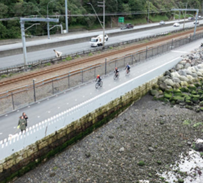 Te Ara Tupua cyclists and walkers