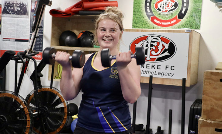 Wahine lifting hand weights during a Toitū Pōneke Community and Sports Centre workout session