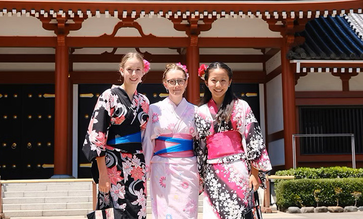 Three wahine in kimono