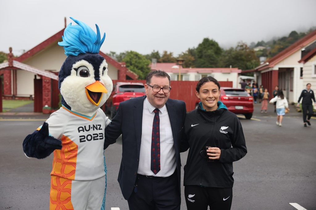 Tazuni, Minister for Sport and Recreation Hon Grant Robertson, and Ford Football Fern Claudia Bunge